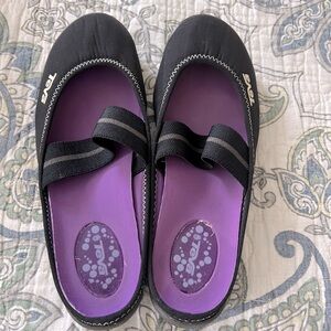 Teva Sidra lifestyle shoe black size 6.